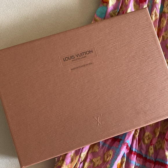 LV multicolored pink monogram cotton scarf L 56” x 30W in brand new condition - Picture 6 of 7